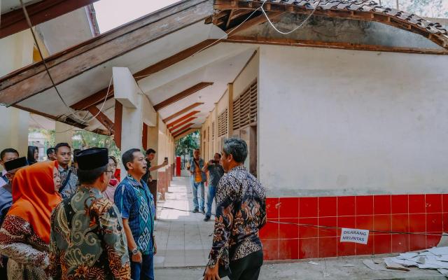 Disdikbud Karawang Tinjau SDN Cicinde Utara II, Perbaikan Ditargetkan Tahun Ini