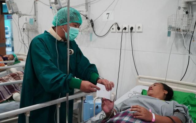 Bupati Aep Tinjau Pelayanan MOW Massal di RSUD Karawang, Peserta Dapat Layanan Gratis