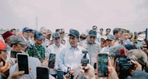 Mentan Amran Sidak Pompanisasi di Karawang, Bupati Aep Turun ke Sawah