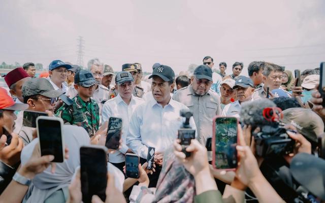Mentan Amran Sidak Pompanisasi di Karawang, Bupati Aep Turun ke Sawah