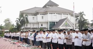 Bupati Aep Ikuti Salat Istisqa di Karawang, Berharap Hujan Segera Turun