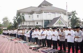 Bupati Aep Ikuti Salat Istisqa di Karawang, Berharap Hujan Segera Turun