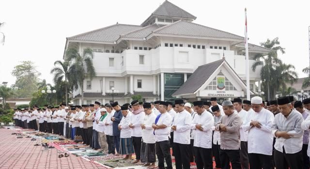 Bupati Aep Ikuti Salat Istisqa di Karawang, Berharap Hujan Segera Turun