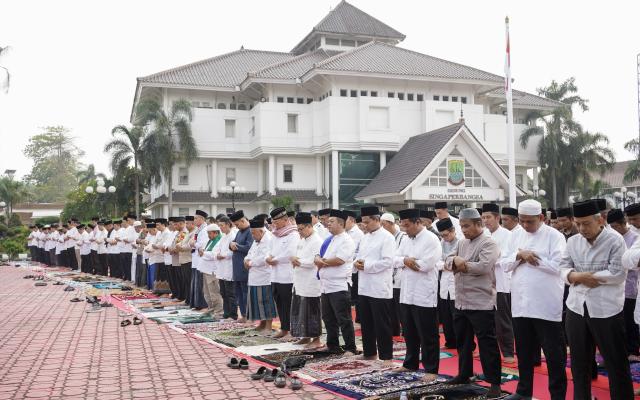 Bupati Aep Ikuti Salat Istisqa di Karawang, Berharap Hujan Segera Turun